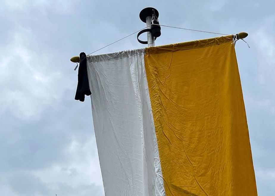 Die Kirchenfahne - mit einem Trauerflor 